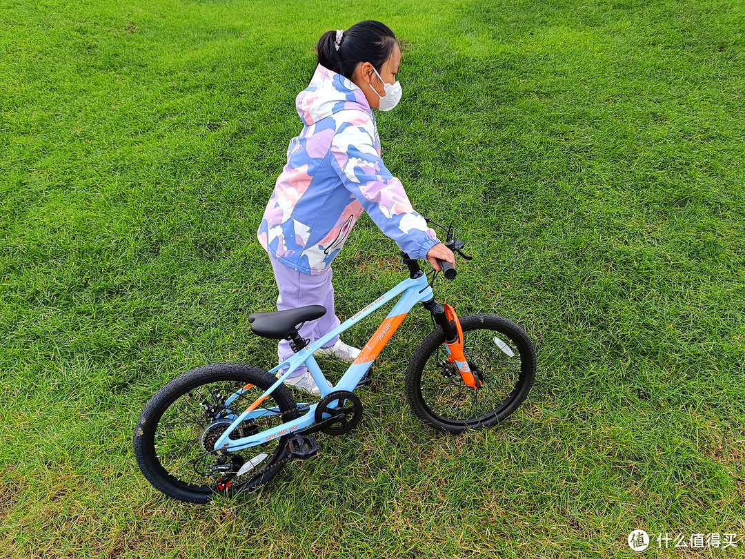 畅享肆意骑行的乐趣，柒小佰儿童变速山地自行车体验