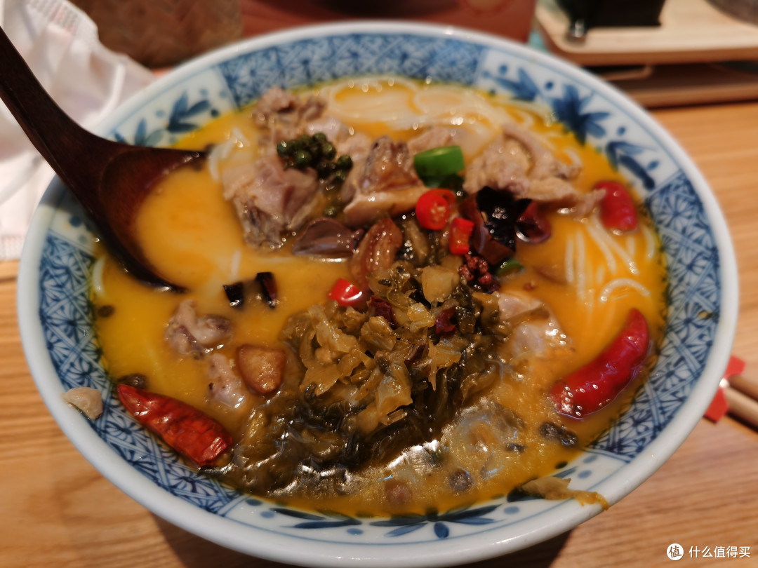 鸡汤米粉、卤味、豉油鸡,现熬鸡汤配米粉,鲜美好滋味