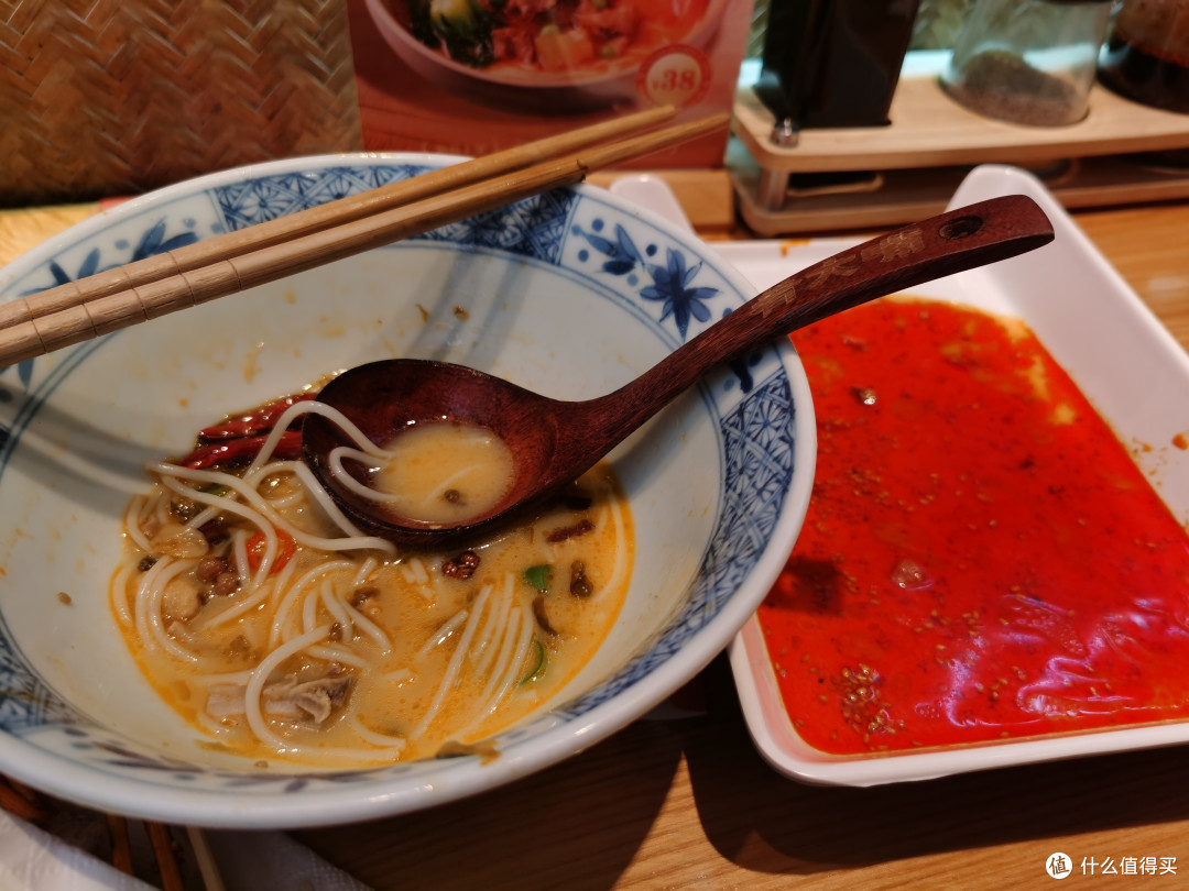 鸡汤米粉、卤味、豉油鸡,现熬鸡汤配米粉,鲜美好滋味