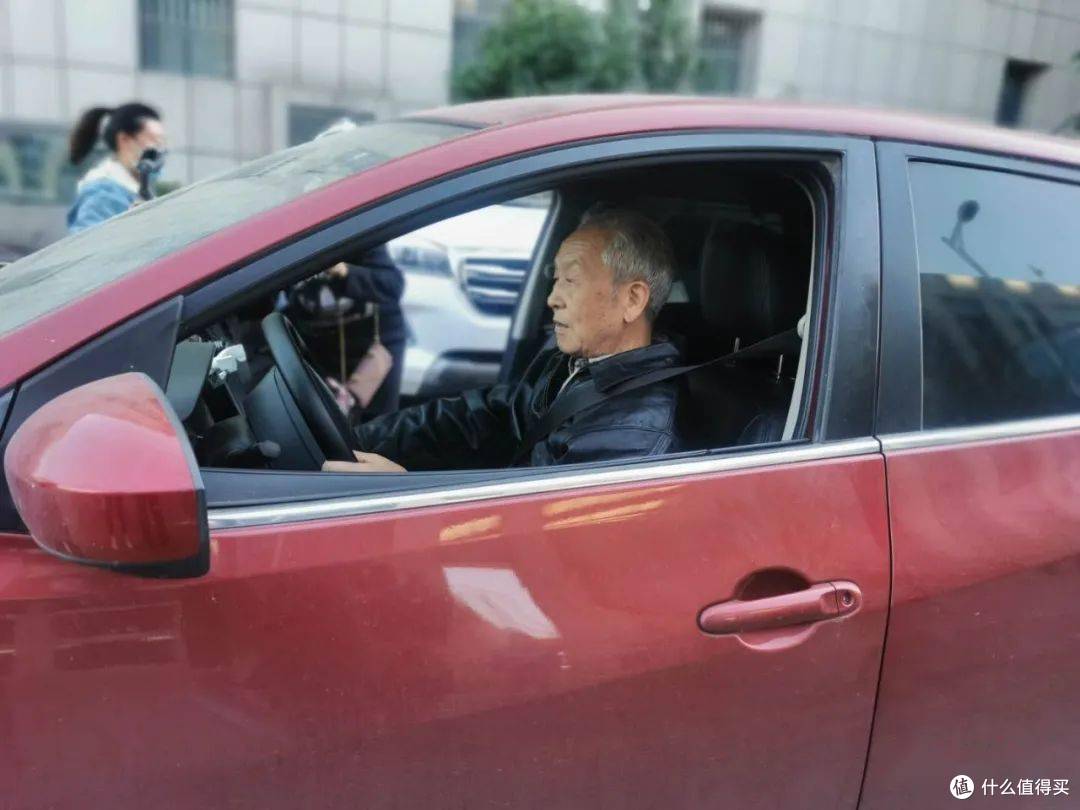 我62岁,和老伴退休工资共有20000,回农村养老,1年后落荒而逃