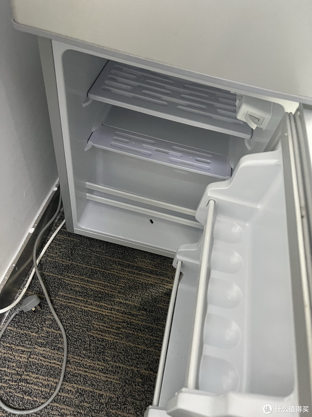 新办公室里的志高迷你小冰箱，夏天放饮料还有冰激凌都很方便