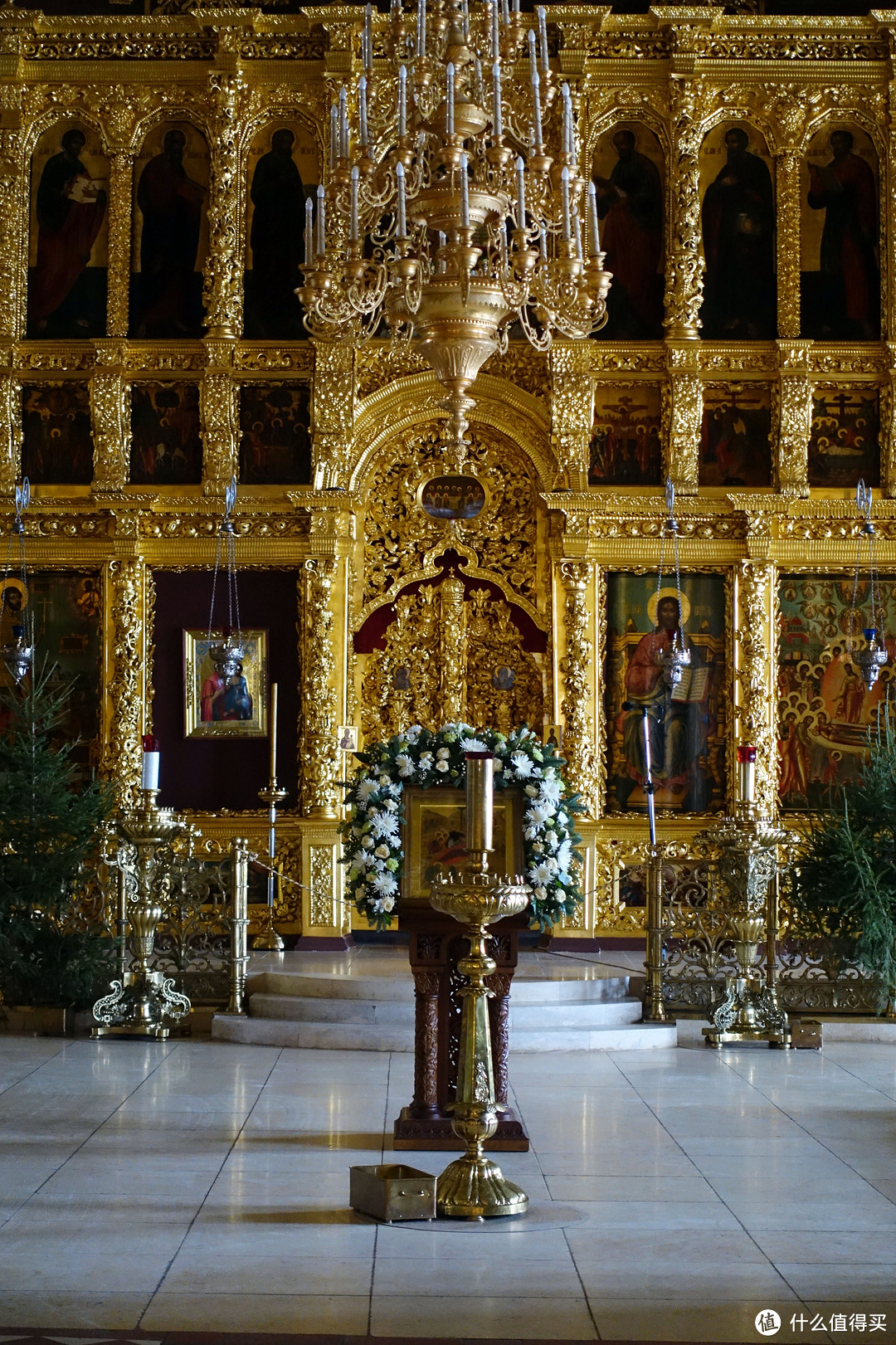 教堂内，墙上是一个个圣像，这是东正教的特点之一。金灿灿又非常复杂的雕刻，不知道花了多少时间。