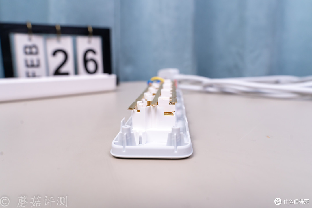 外观漂亮，设计走心，用料精致，绿联 新国标4位总控延长线插座 拆解评测
