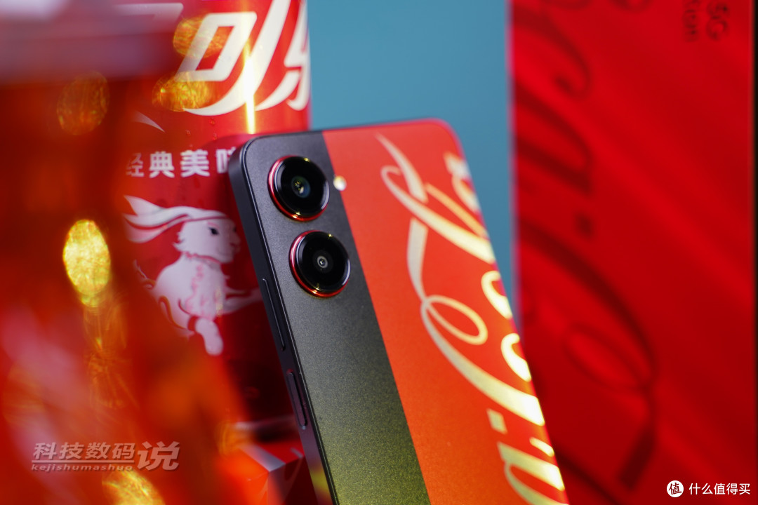真我10 pro可口可乐03限定版手机图赏:潮流质感都拉满了