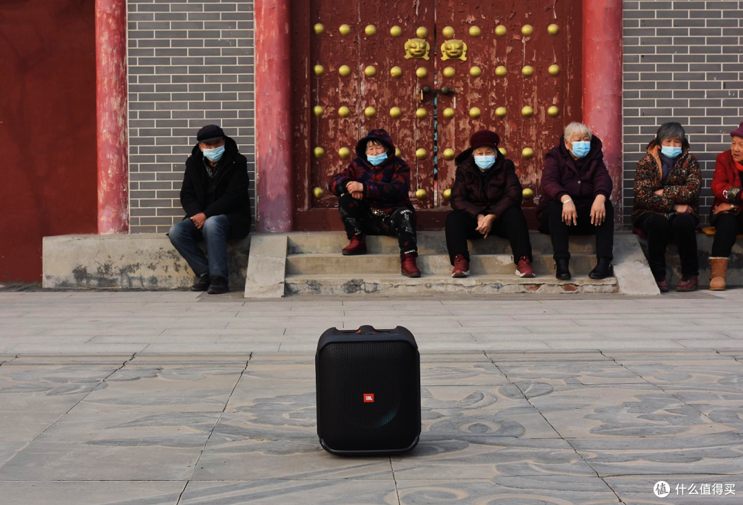 100w大功率+RGB氛围灯,JBL Partybox户外音响值不值得买