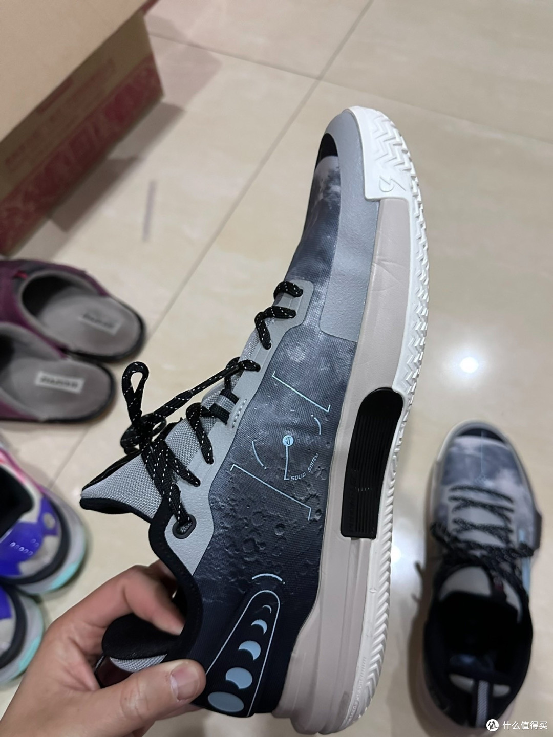 篮球场上必备品,篮球鞋!