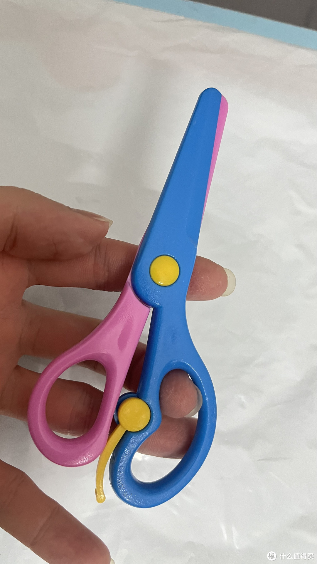 这个小剪刀给小孩子用的话刚刚好。