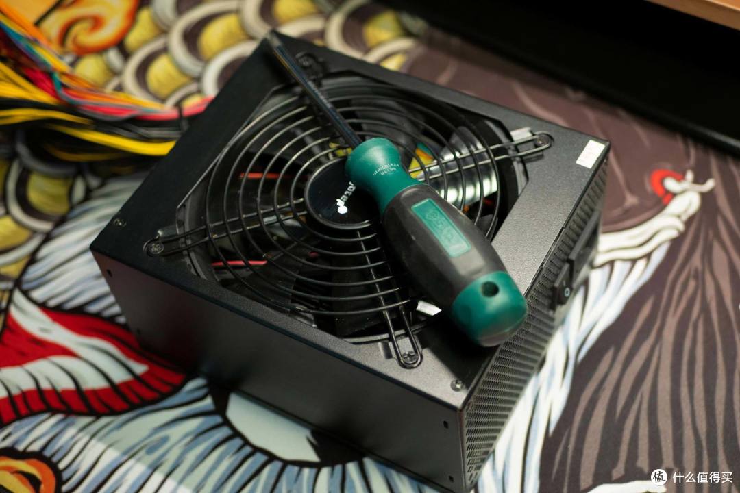 电源拆起来超级简单,外壳四个螺丝搞掉就可以。