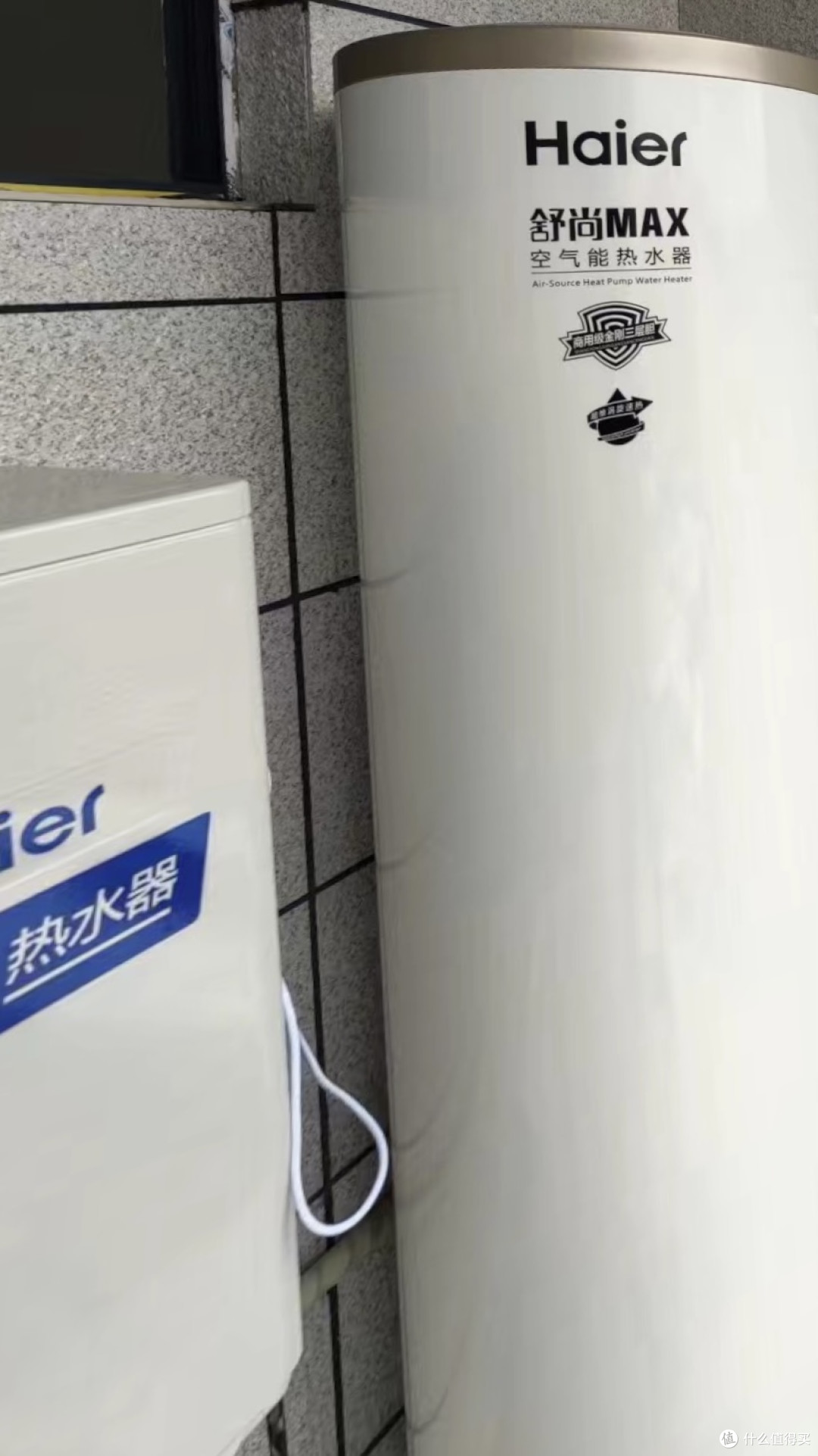 斜杠青年充电计划。海尔家用电空气源热泵节能一级能效200升大容量智能空气能热水器