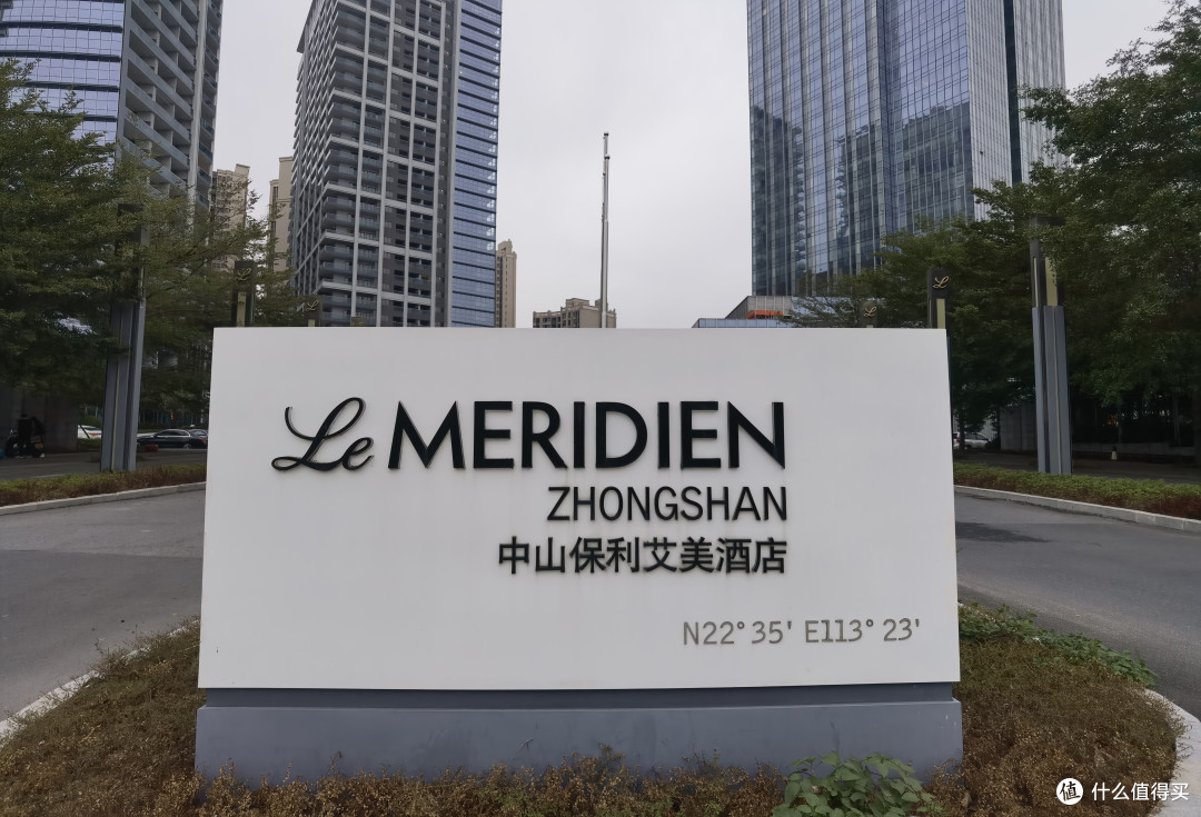 外面已有酒店的指示牌了