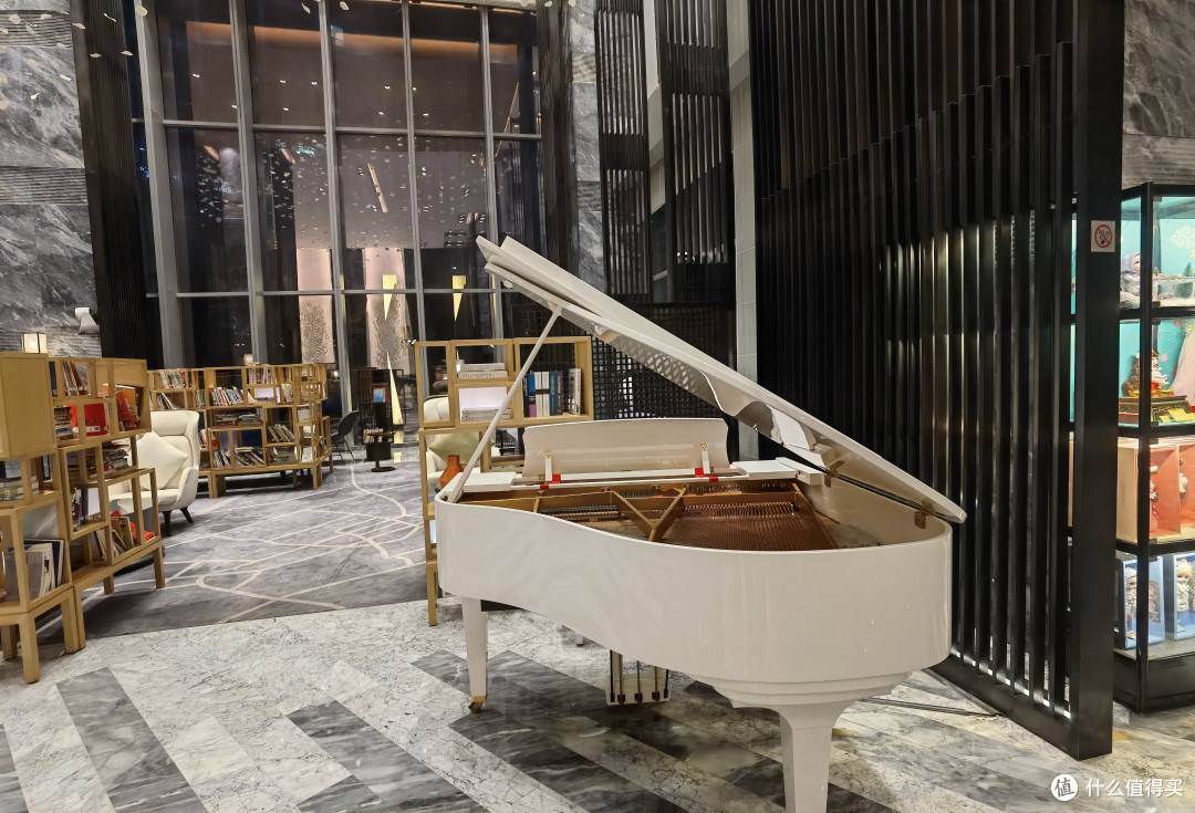 边上则摆放着一台钢琴
