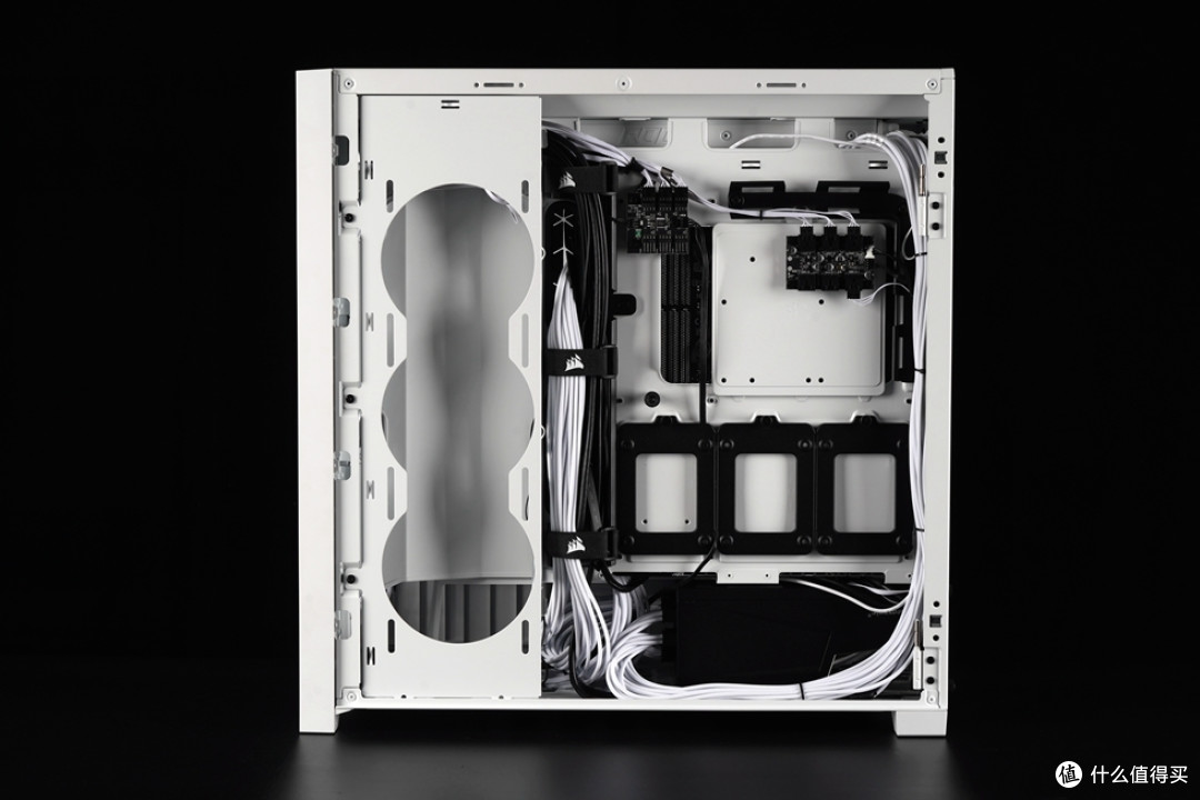海盗船5000X机箱＋ROG Z690吹雪主板打造的白色风格主机