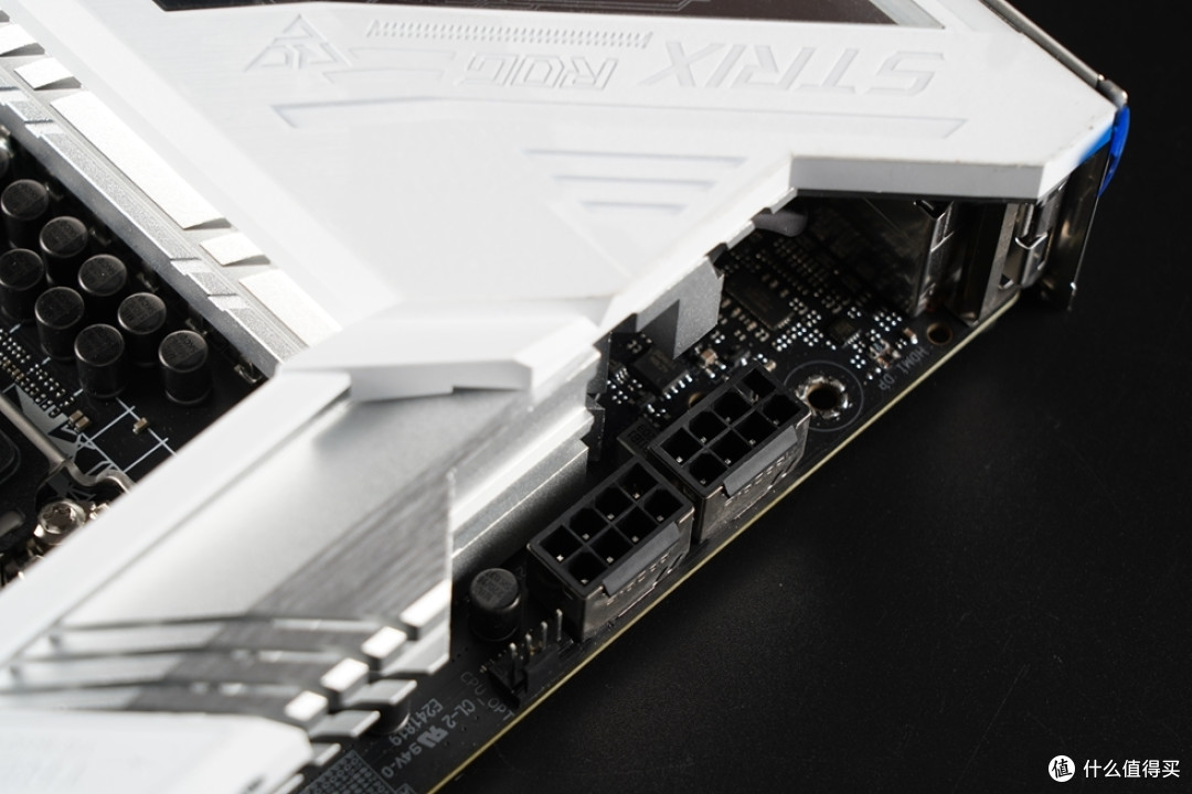 采用双8pin ProCool高强度供电接口。