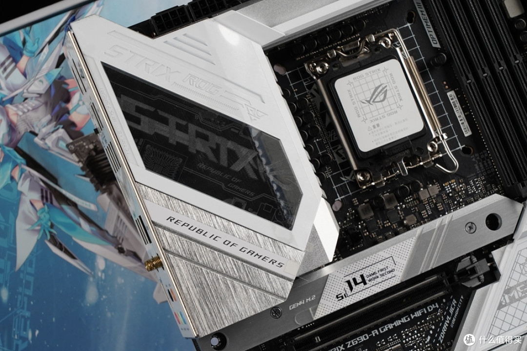 硕大的VRM散热装甲上方加入了全新的RGB灯光元素，电路纹理元素外加ROG LOGO通过亚克力透光板打造出更具层次感的立体灯效，通电后可带来更加出众的视觉效果。