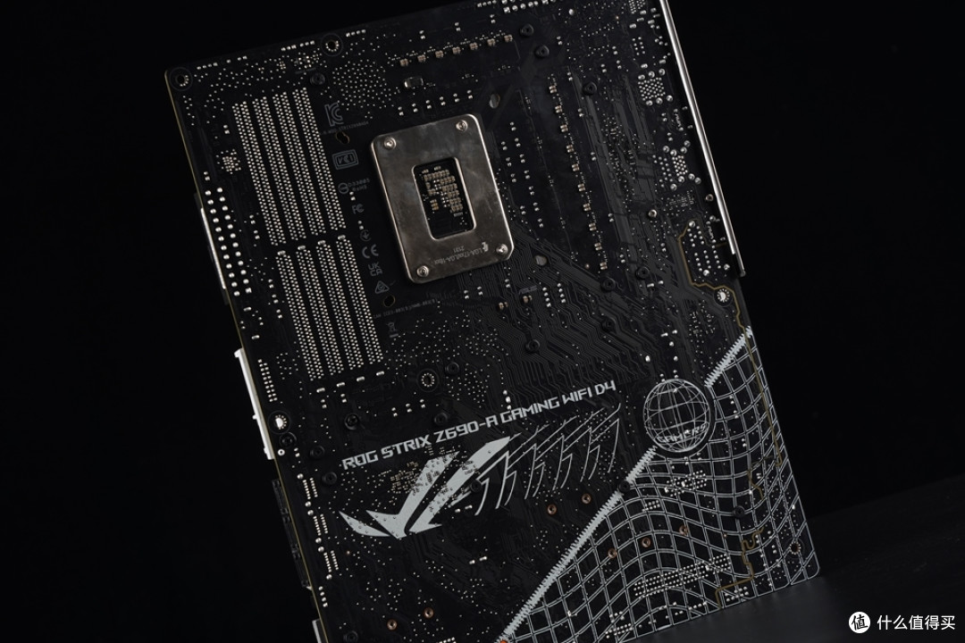 主板背部也很规整。