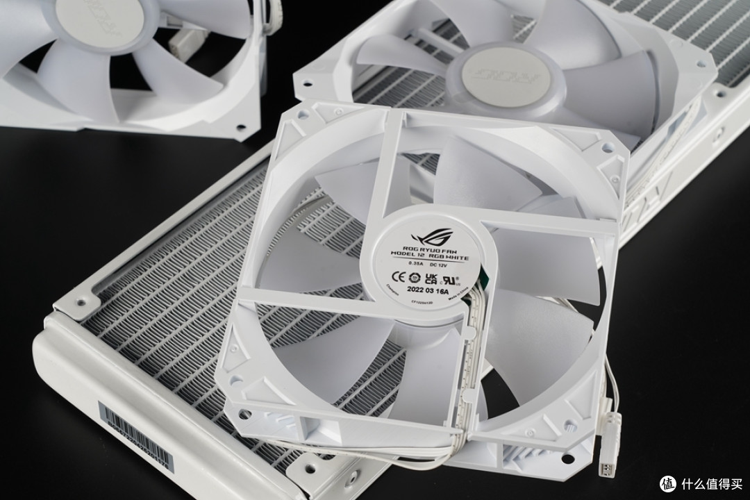风扇转速为800-2500±10% RPM，风量80.95 CFM / 137.5 m3h，风压5.0 mmH2O，噪音37.6 dB (A)，支持PWM/DC。