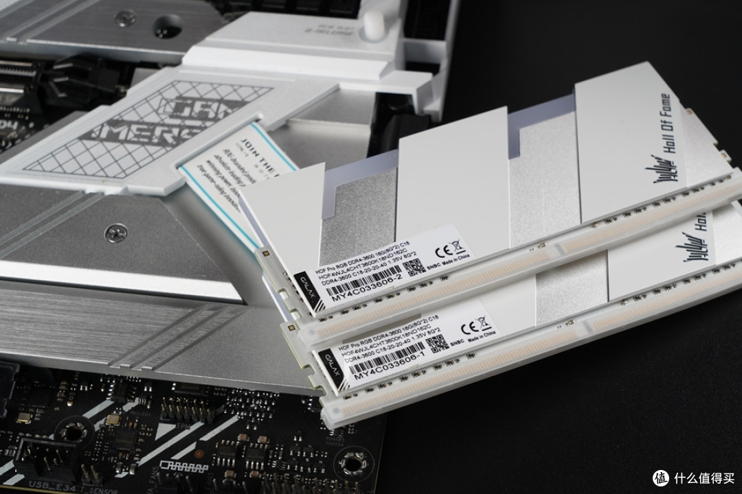 HOF PRO RGB内存使用了定制的8层A2 PCB，单面设计，颜色自然是HOF传统的白色，中间丝印HOF商标，A2 PCB能够保障内存高频、超频下持续稳定运行。