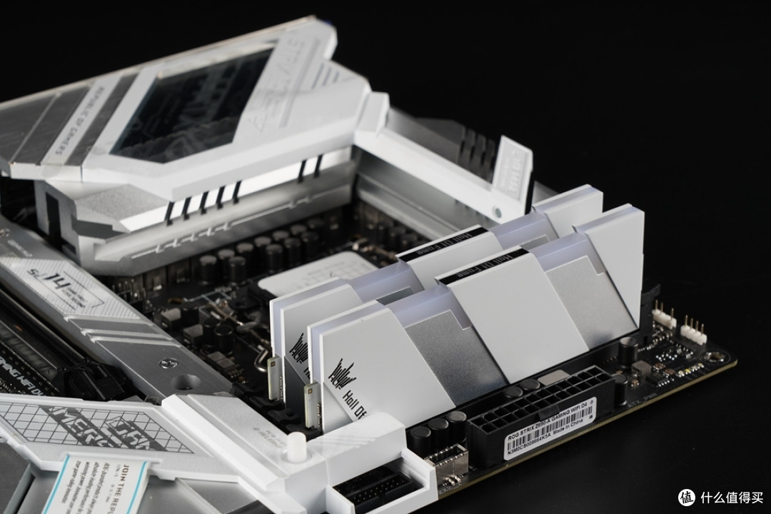 海盗船5000X机箱＋ROG Z690吹雪主板打造的白色风格主机