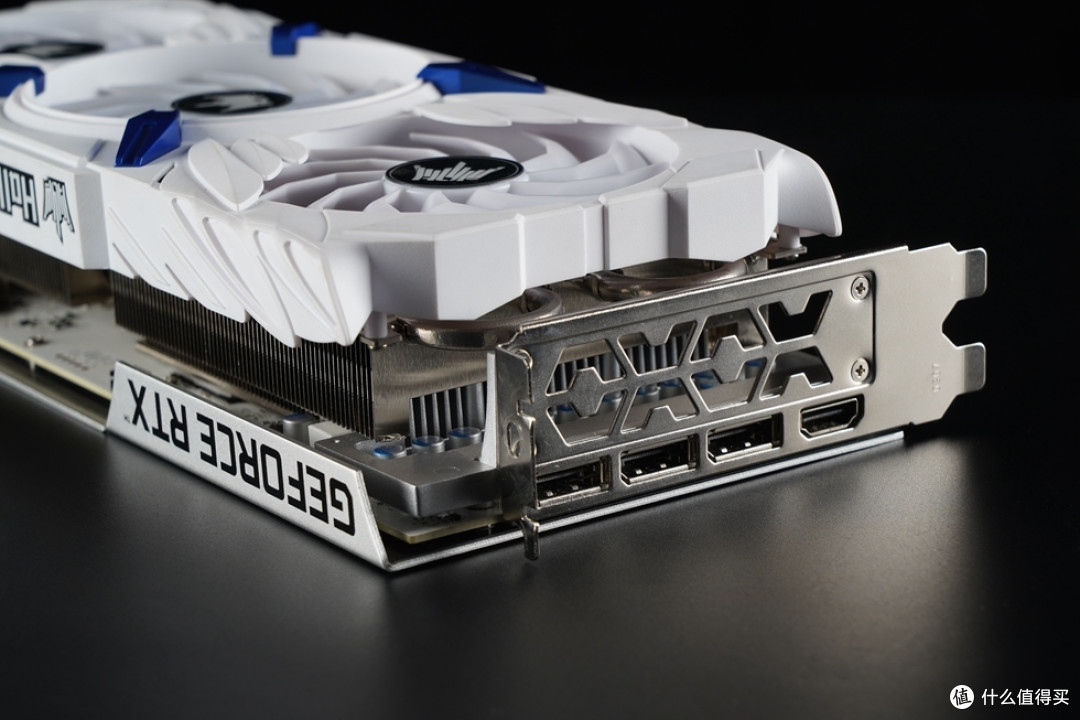 显卡输出接口部分，影驰RTX 3070 Ti HOF Pro提供了3个DP1.4a接口，以及一个HDMI 2.1接口，支持最新的4K144Hz显示器，同时还支持分辨率更高的8K60Hz显示。