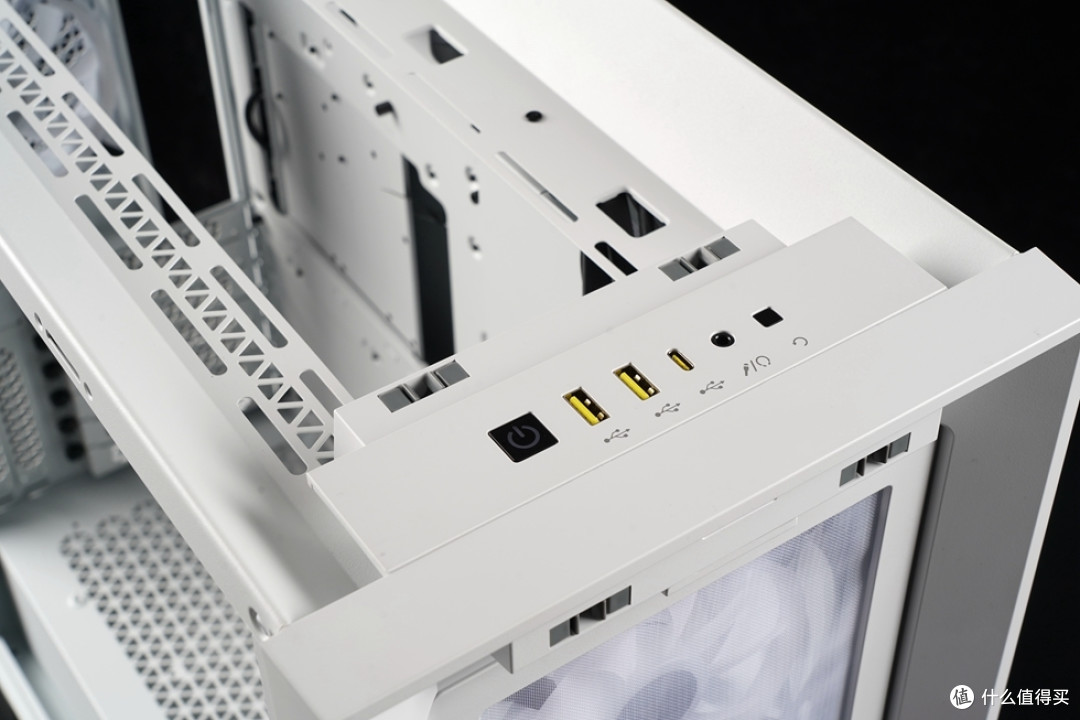 机箱前置接口位于顶部，提供了一个开机按钮、两个USB3.0接口、一个TYPE-C接口、3.5mm耳机麦克风二合一插孔以及重启按键。
