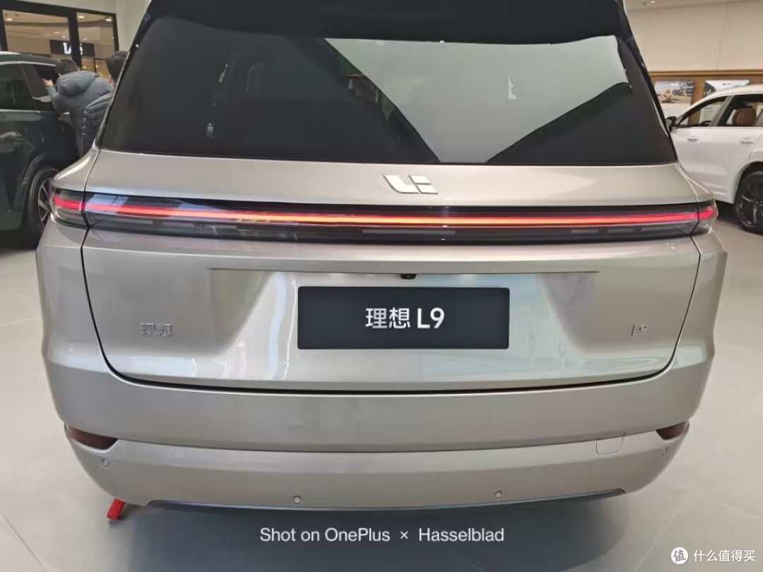 理想L9外观霸气 驾驶体验舒适