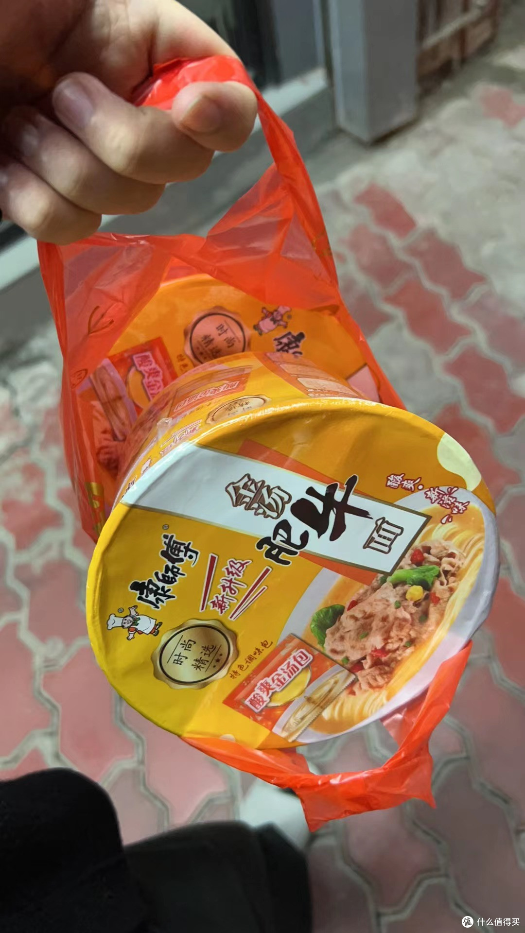 肚子饿了,去买宵夜吃!