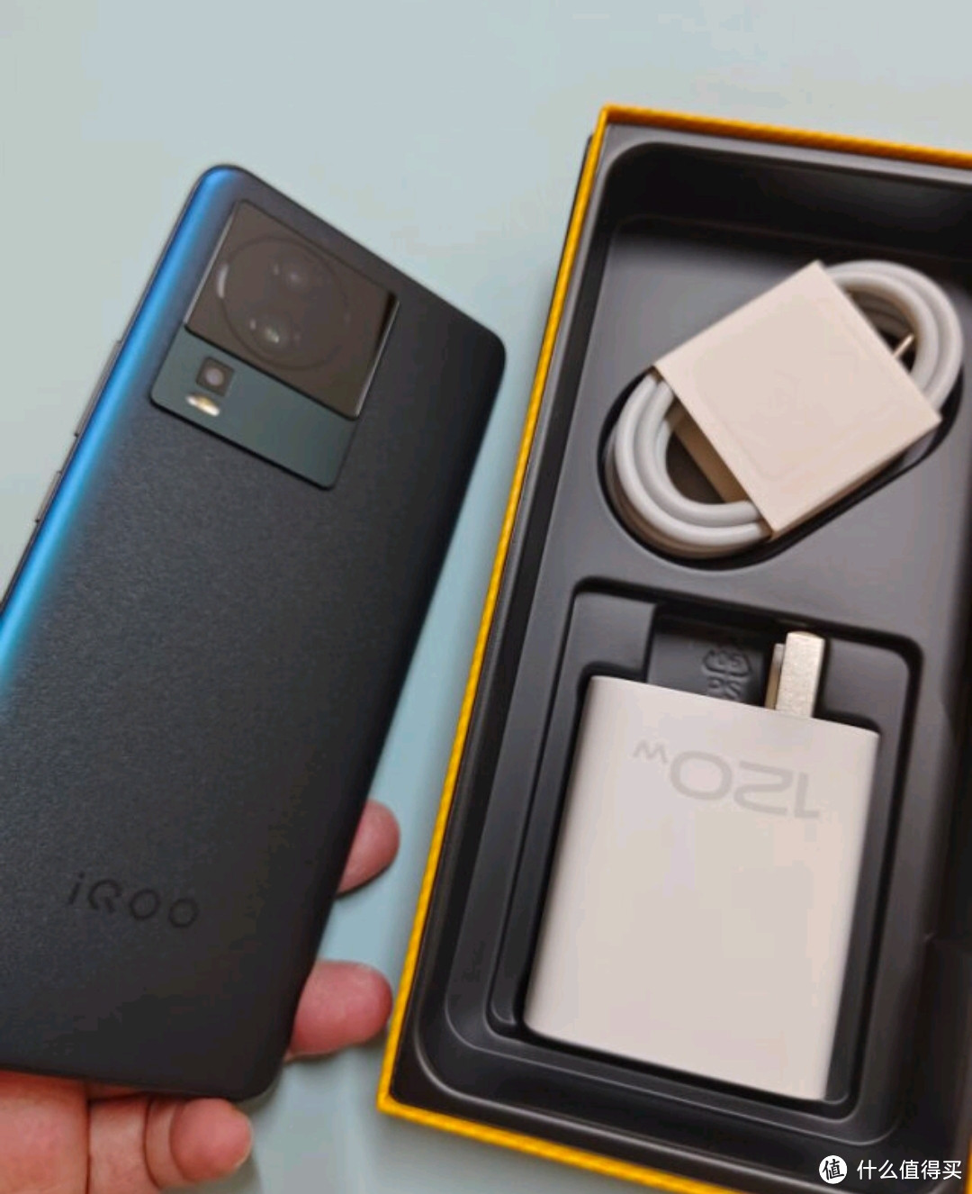 vivo iQOO Neo7 12GB+256GB 几何黑 天玑9000+ 独显芯片Pro+ E5柔性直屏 120W超快闪充 5G全网通手机iqoo