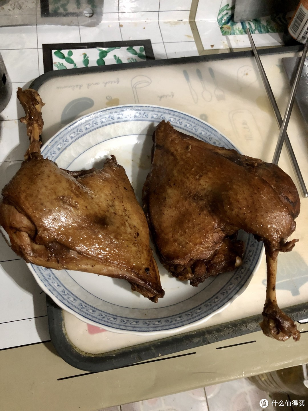 下酒极品！教你做香辣手撕鸭腿，皮酥肉嫩，好吃到手指都要嗦掉