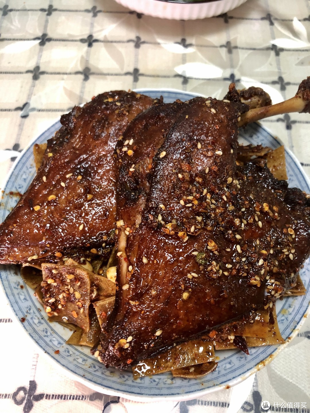 下酒极品！教你做香辣手撕鸭腿，皮酥肉嫩，好吃到手指都要嗦掉