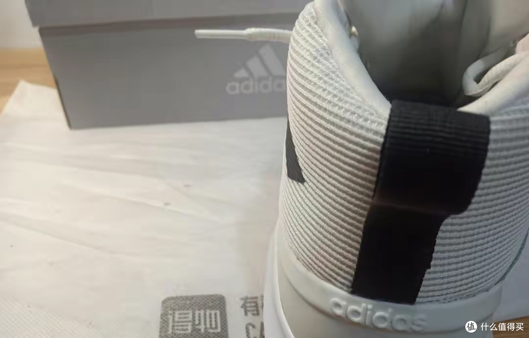 这双平平无奇的阿迪达斯球鞋