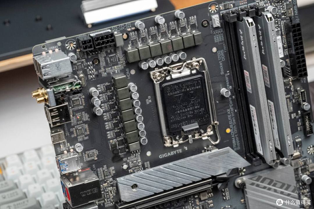 白色主题装机,小雕够给力,B760M主板+12700K+3070Ti,跑分轻松超200万