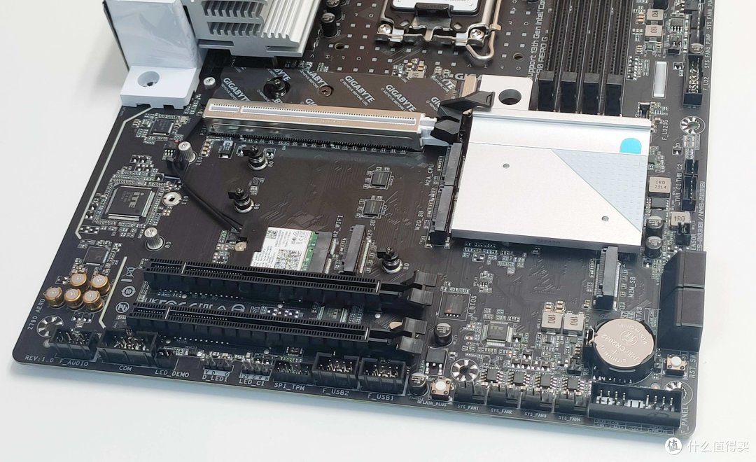 i5-13600K+Z790 AERO G主板+天策D5-6000内存+A770 FLUX搭载纯白系“小海景房”装机体验