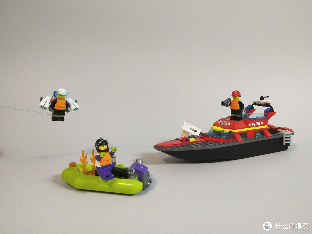 一次入手两艘可下水的船，这款乐高消防巡逻艇玩起来怎么样