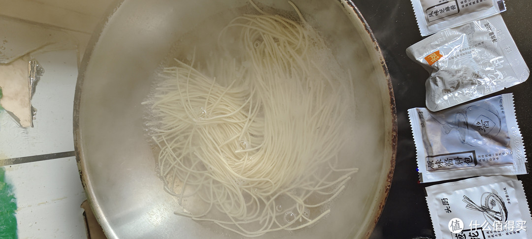 当然是来一碗热气腾腾的热干面!头厨武汉热干面湖北特产网红干拌面速食鲜碱面