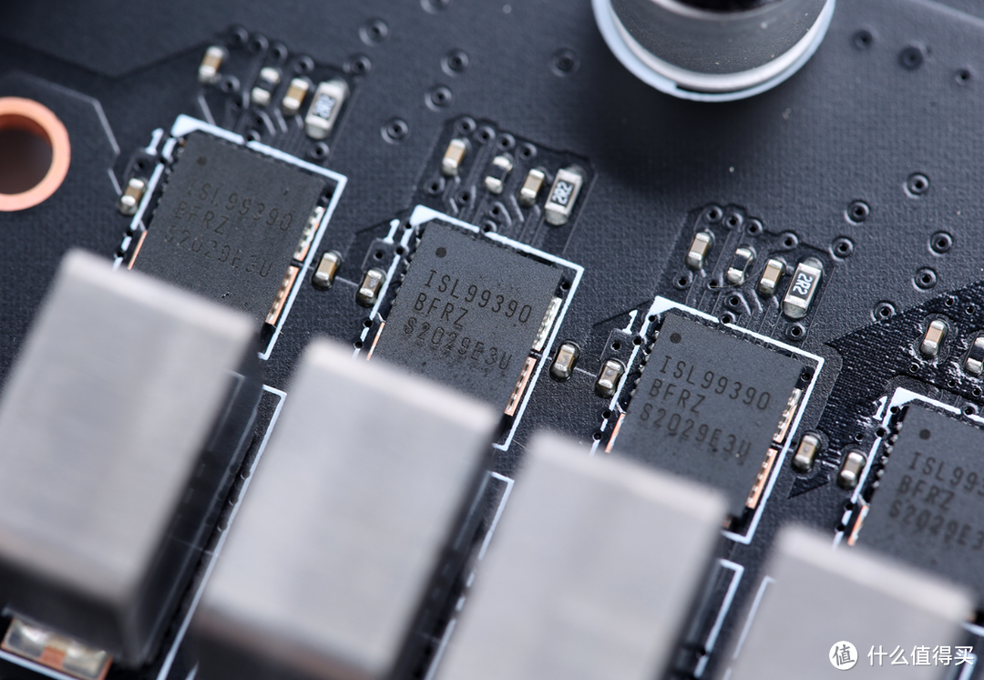 更高的性能搭配更低的价格，是时候入手DDR5版本的Z790主板了么？微星Z790刀锋D5主板实测分享