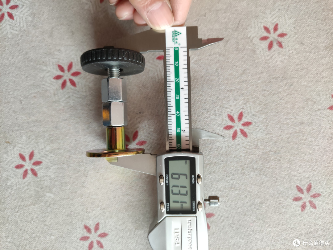 床头固定防晃动神奇解决电视机墙挂下倾