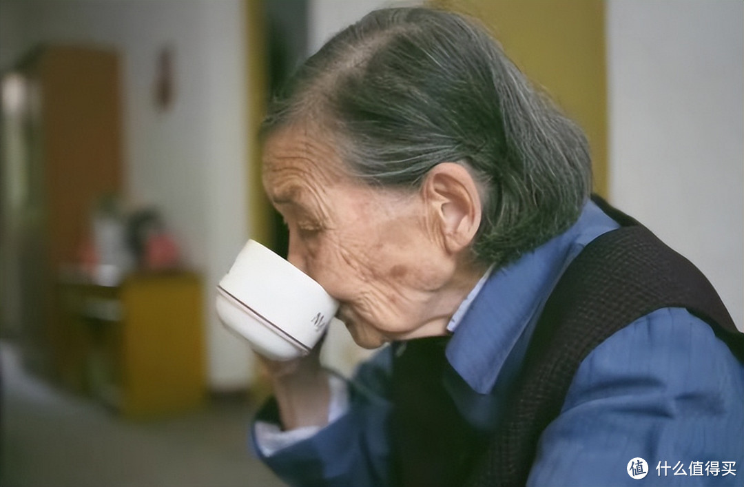 94岁老奶奶的极简生活火了，坚持“断舍离”，房间一尘不染，佩服