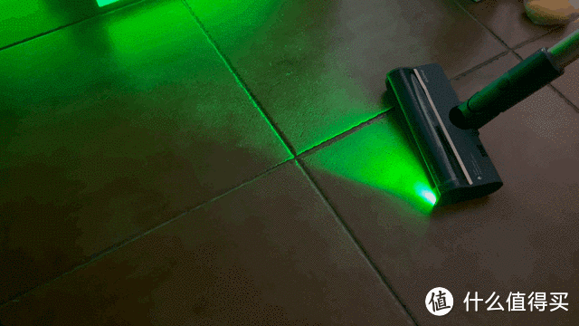 绿光显尘+柔性缝隙刷，清洁超解压！追觅V12S无线吸尘器使用体验