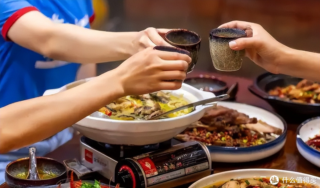 广东人请客喝酒，桌上很少见茅五剑，除了洋酒，见得最多的反而是这4款