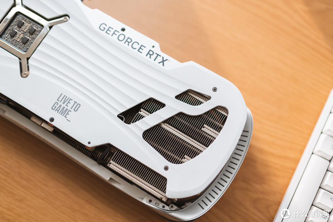谁可以拒绝一张“白金版”的4090？：索泰 GeForce RTX 4090 AMP EXTREME AIRO 月白显卡
