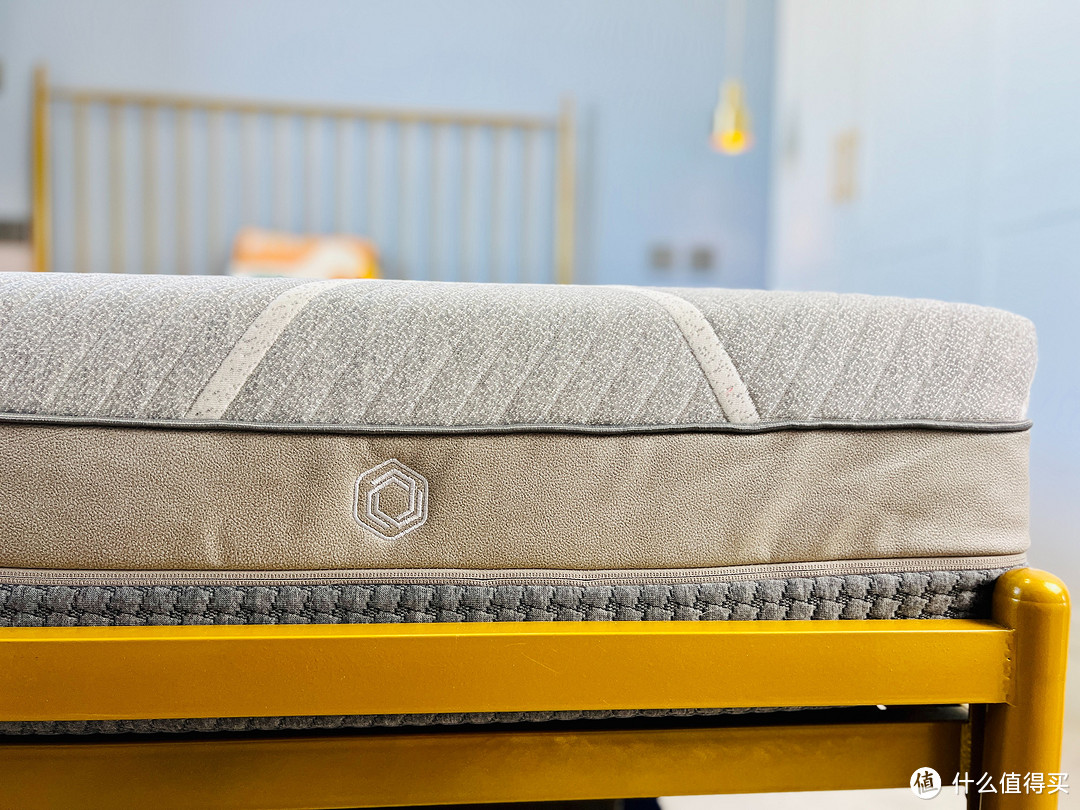 ​8H床垫黑金刚大口径护脊弹簧乳胶床垫，让家人享受高品质睡眠