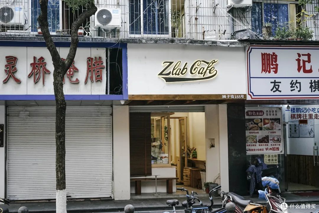 又挖到宝了,我可真想把工位搬到这条小马路上啊!