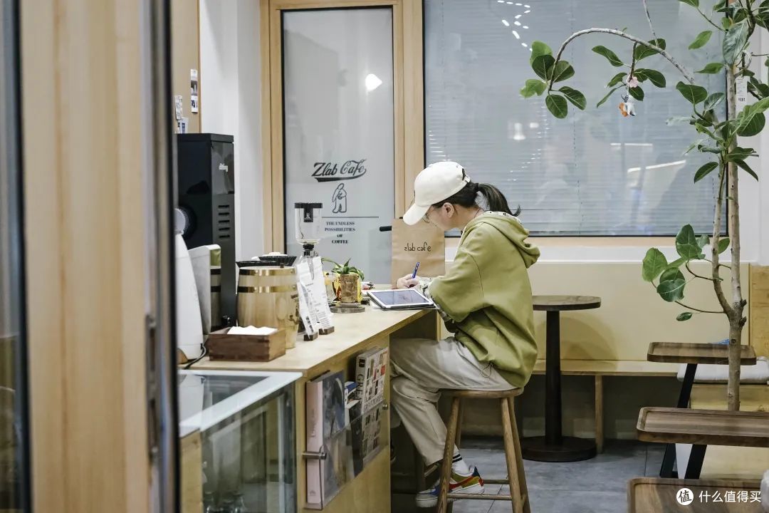 又挖到宝了,我可真想把工位搬到这条小马路上啊!