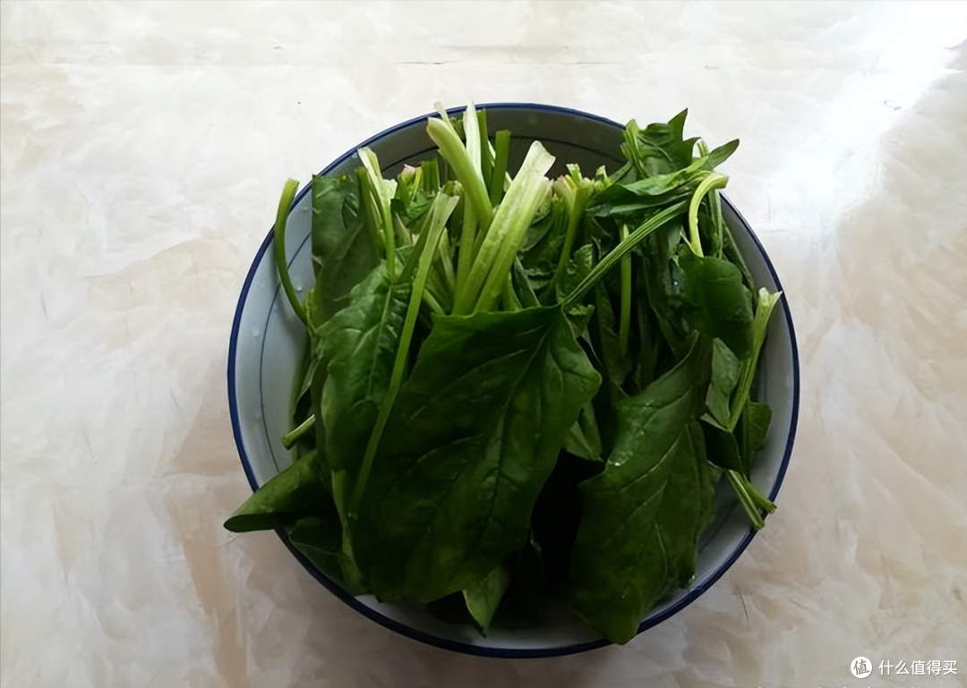 炒菠菜,有人焯水有人直接炒,学会正确做法,颜色翠绿营养流失少