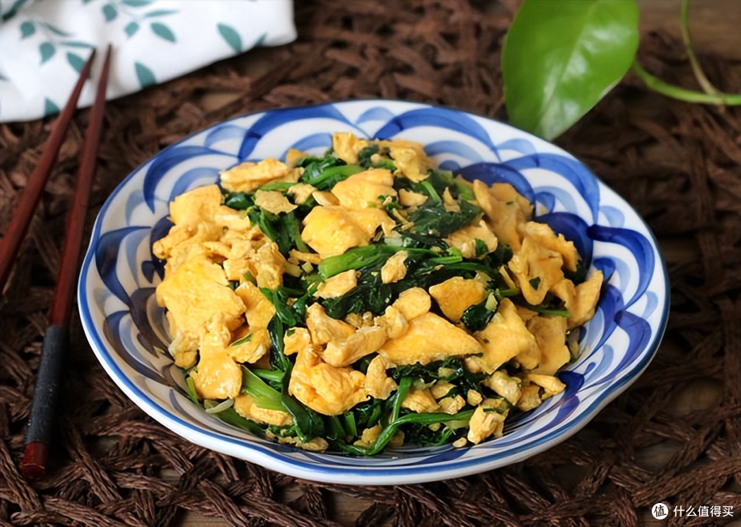 炒菠菜,有人焯水有人直接炒,学会正确做法,颜色翠绿营养流失少
