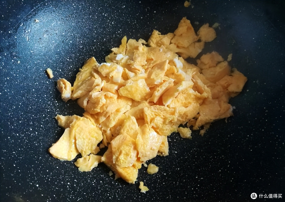 炒菠菜,有人焯水有人直接炒,学会正确做法,颜色翠绿营养流失少