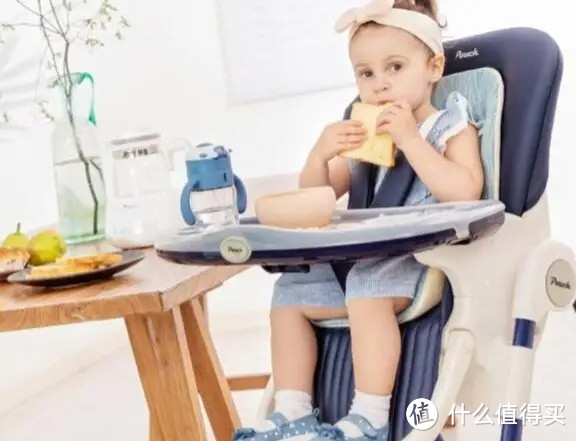 过年之后，宝宝就要靠着婴儿餐椅独立就餐了