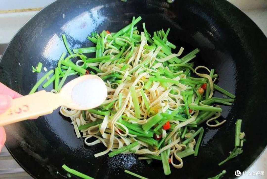 不知吃什么,就用豆皮和它搭配,简单快手,上桌就光盘