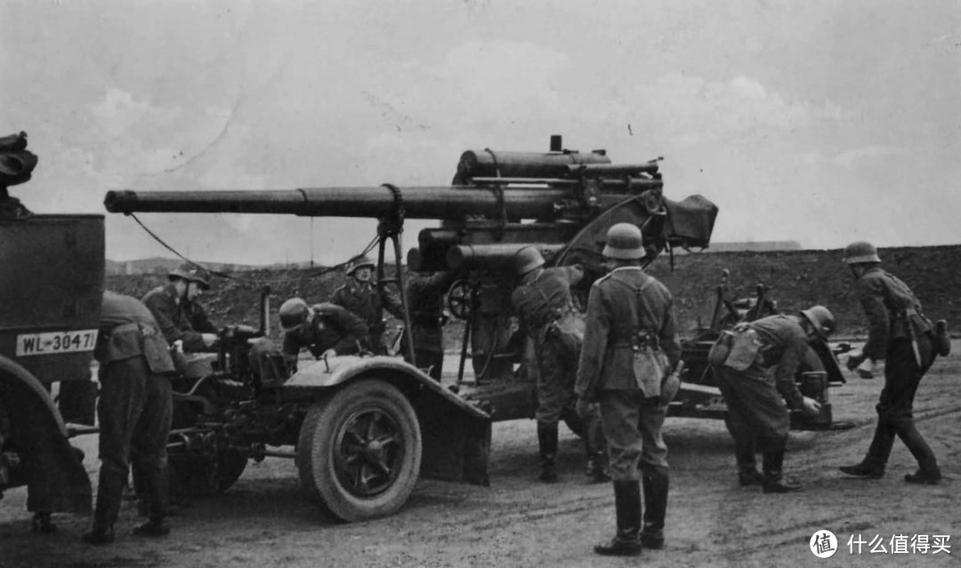 Flak18炮架使用的是Sd.Ah.201型特种拖车，特点是单排轮