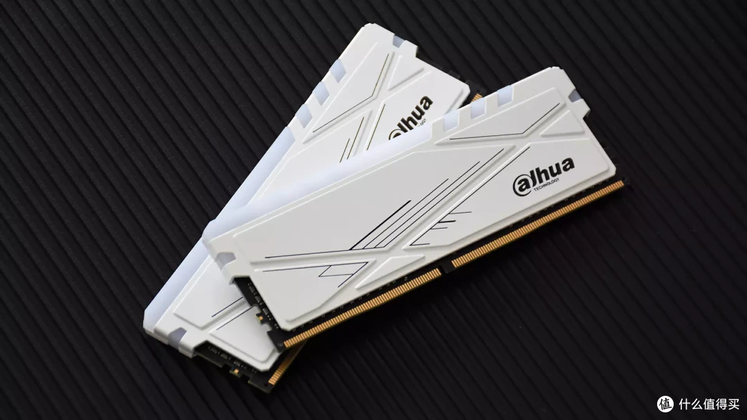 大华存储C600系列DDR4内存条:优选三星颗粒,RGB马甲加持